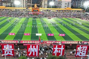 横滨球员在禁区内手夹球后解围，泰山球员集体示意，裁判没有表示
